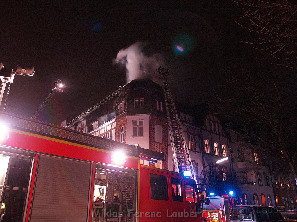 Feuer 3 Dachstuhlbrand Koeln Muelheim Gluecksburgstr P077.JPG